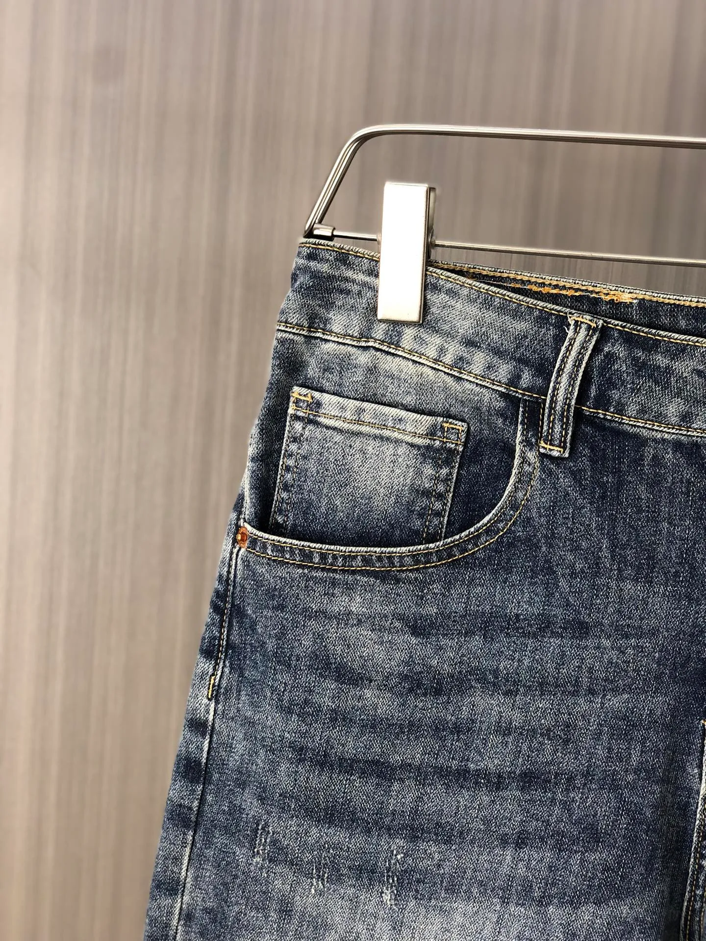 P220 chrome hearts denim shorts, the latest new men's jeans for spring and summer 2025! Heavy-duty washed denim fabric, customized fabric is softer and more comfortable than ordinary denim fabric! Ultra-heavy industrial washing process and double process washing. The entire pair of pants has a comfortable feel, top-notch fineness and breathability. All hardware brand logos are custom-made, and the materials are selected with the best attributes. The elasticity of the fabric is very good and the comfort is great! The low-key design style is simple and elegant. Yardage: 28-38 (no 35.37)